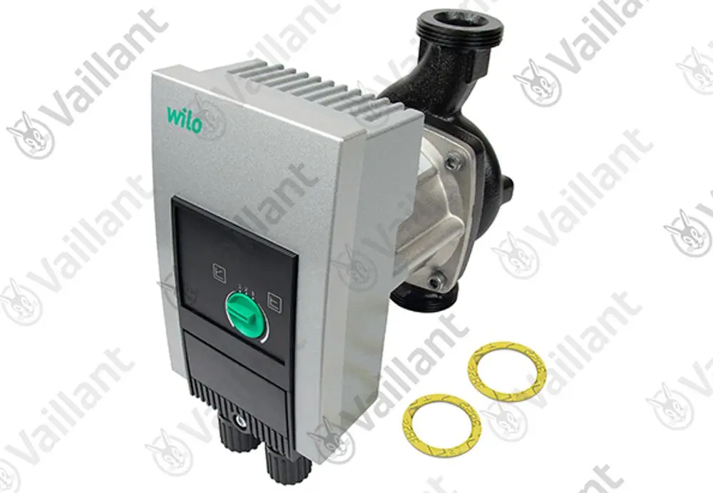 Vaillant-Pumpe mit silbernem Gehäuse und grünem Bedienknopf. Anschlüsse an der Unterseite, zwei gelbe Dichtungen liegen daneben.